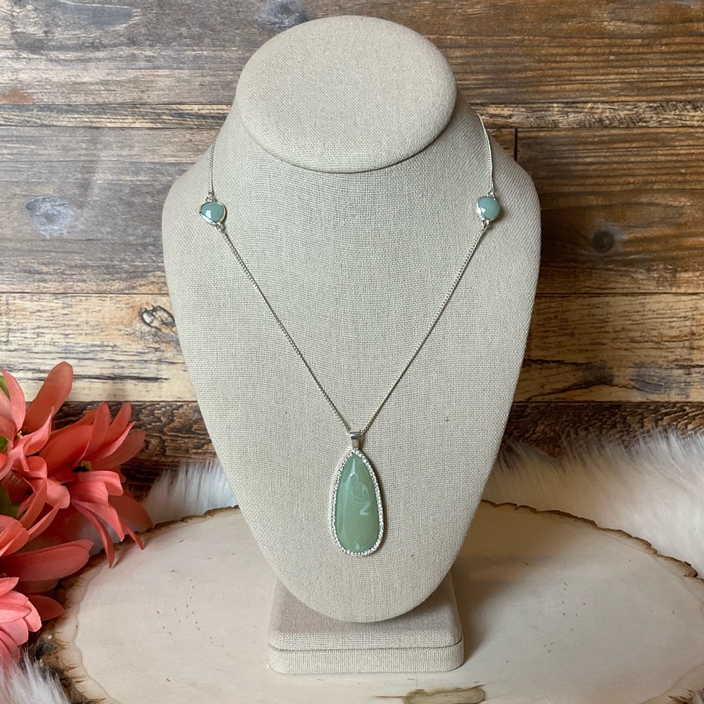 NWT LC Elegant Silver Necklace - Picture 1 of 4